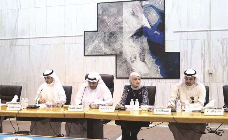 عبدالعزيز المعجل مترئسا اجتماع اللجنة الفنية﻿