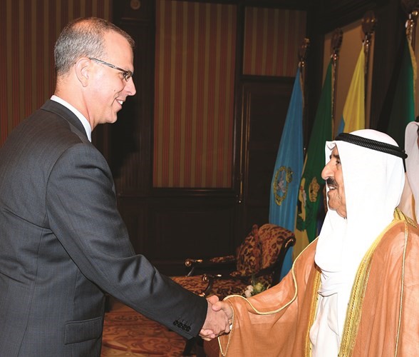 صاحب السمو مصافحا سفير كندا ﻿