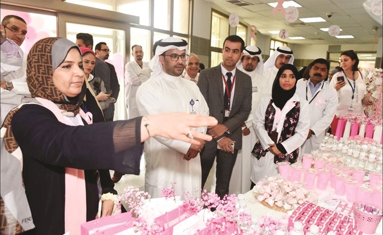 د.علي المطيري ود.منيرة العدواني وأمية الظفيري يستمعون إلى شرح الأطباء﻿