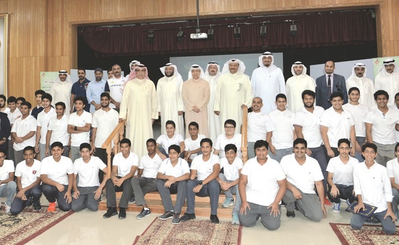 م.محمد بوشهري مع المشاركين في تدشين مشروع ترشيد 3 في مدرسة جاسم الخرافي﻿