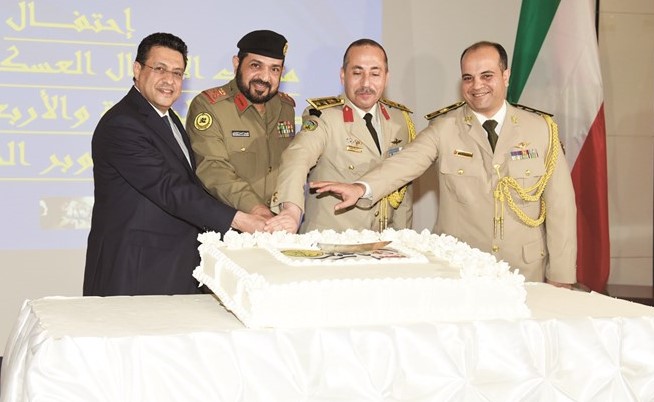 اللواء الركن محمد الخضر مشاركا السفير طارق القوني والعقيد أ.ح.يحيى الصمدي والمقدم محمد شهاب الدين خلال قطع كعكة الاحتفال ﻿