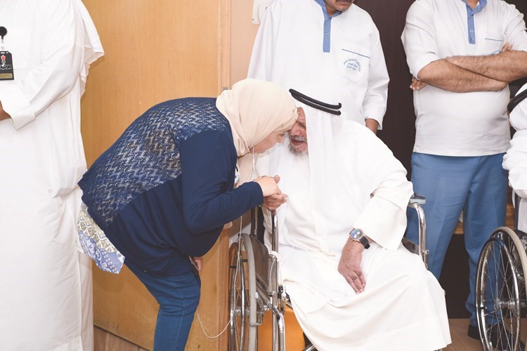الزميلة بشرى شعبان وحديث مع أحد نزلاء الدار﻿