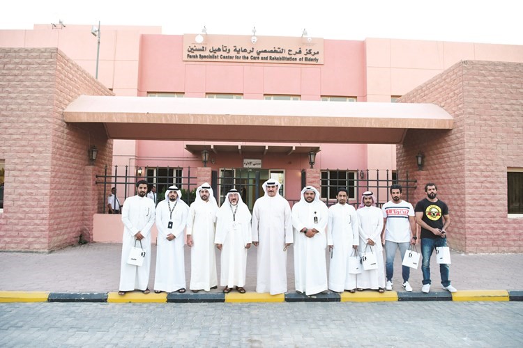  الزميل يوسف عبدالرحمن ومراقب إدارة المسنين جاسم الدالوي مع الزملاء بالعلاقات العامة ومشرفي دار فرح 	(ريليش كومار)  ﻿