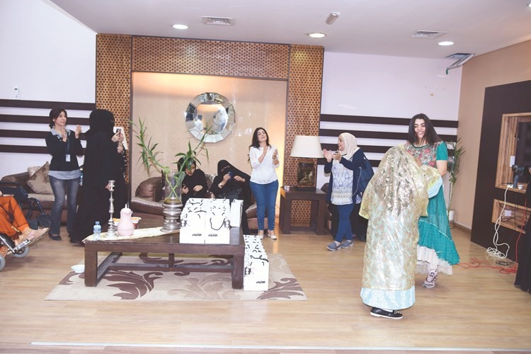 فريق الأنباء أشاع جوا من التفاؤل والأمل والسعادة بين مشرفات ونزيلات دار المسنين﻿