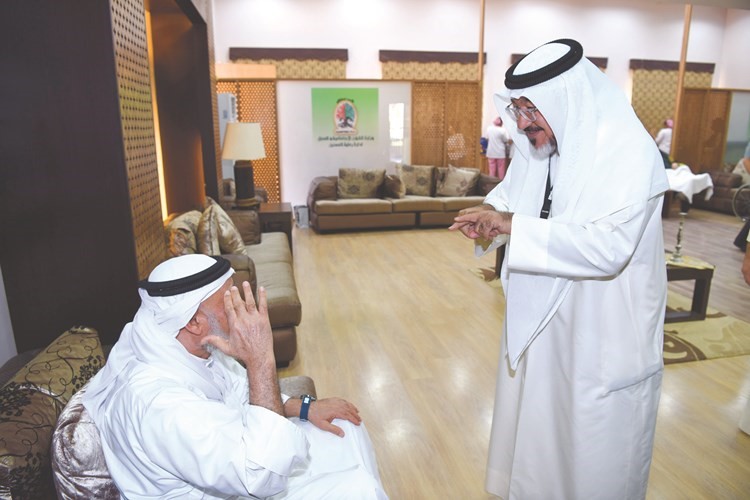 حديث بين الزميل يوسف عبدالرحمن وأحد الآباء ﻿