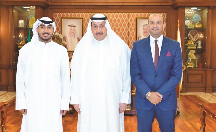 الشيخ فيصل الحمود مستقبلا د.أحمد عصمت والطالب عبدالله الديين﻿