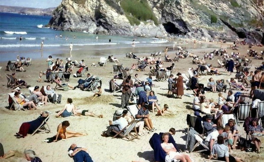 شاهد.. مواقع التواصل الاجتماعي تكتشف "سراً طريفاً" في صورة تعود إلى عام 1943!