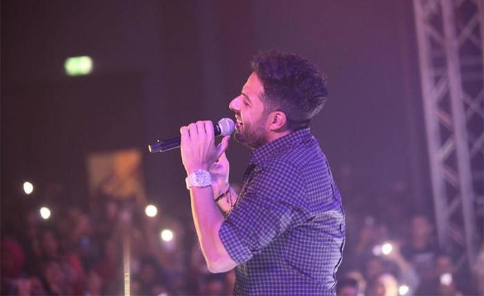 بالفيديو.. محمد حماقي يبكي خلال حفل بجامعة الإسكندرية بسبب لوفاة عمته