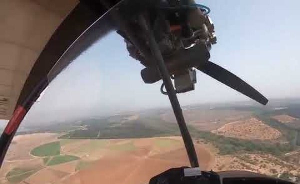 بالفيديو.. لحظات مرعبة لشخصين بعد توقف محرك طائرتهما أثناء تحليقها في الجو
