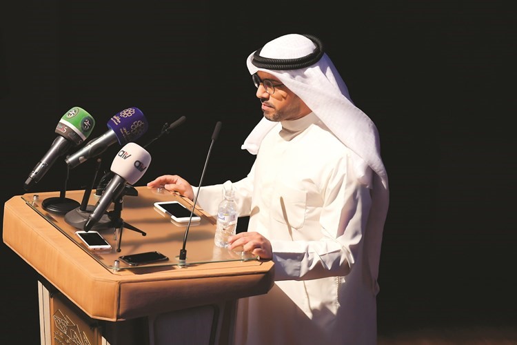 الأديب الشاب سعود السنعوسي متحدثا ﻿