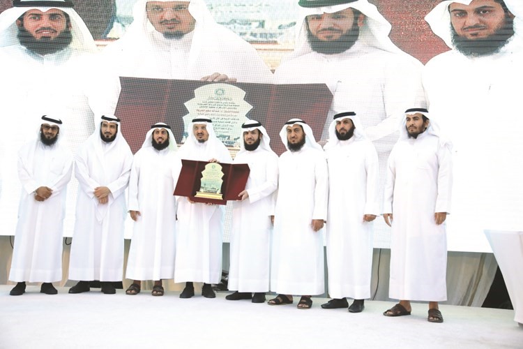 فهد العازمي ومساعد العجمي وأعضاء مجلس الإدارة يكرمون د.عبدالله الشريكة﻿