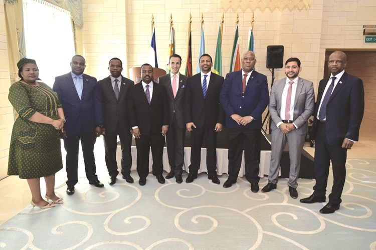 السفير مزوليسا بونا مع عدد من طاقم العمل في فندق الجميرا﻿