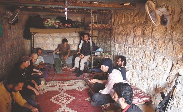 مقاتلو جبهة التحرير الوطنية المعارضة يتحصنون في أحد المواقع بريف حلب	(أ.ف.پ)﻿