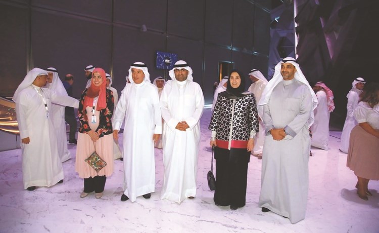 الشيخ محمد العبدالله والشيخة عايدة سالم العلي وخالد الروضان ود. يوسف الابراهيم وفاطمة الموسوي ﻿