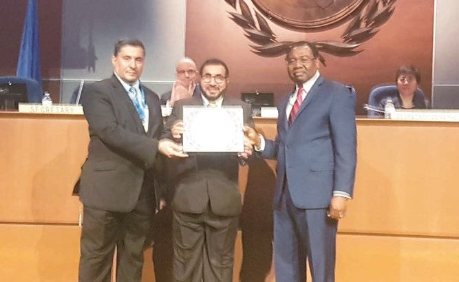 م.يوسف الفوزان يتسلم الشهادة من رئيس الإيكاو بحضور م.شاهين الغانم﻿