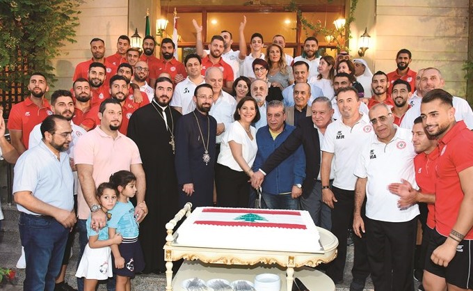 نسرين بوكرم تتوسط الحضور خلال الاحتفاء بمنتخب لبنان	(احمد علي)﻿