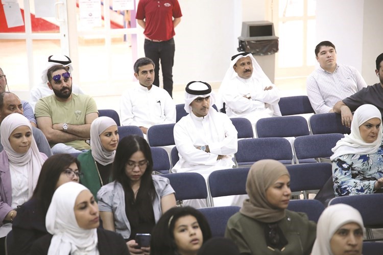 جانب من أولياء الأمور يتابعون شرح المدرسات خلال الفعالية﻿