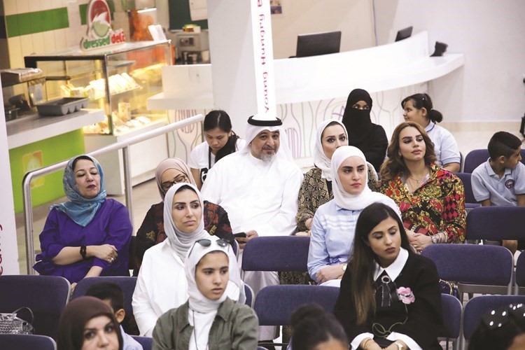أولياء أمور يتابعون أبناءهم عن قرب ﻿