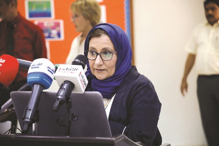 أمال الميناوي متحدثة إلى أولياء الأمور﻿