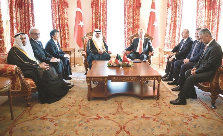 الرئيس التركي رجب طيب اردوغان أثناء استقباله رئيس مجلس الأمة مرزوق الغانم وأعضاء الوفد البرلماني وتبدو صفاء الهاشم ومحمد الدلال وغسان الزواوي﻿