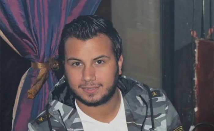 بالفيديو.. فنان لبناني يستفز متابعيه وهو يحصي عشرات آلاف الدولارات على طاولته !