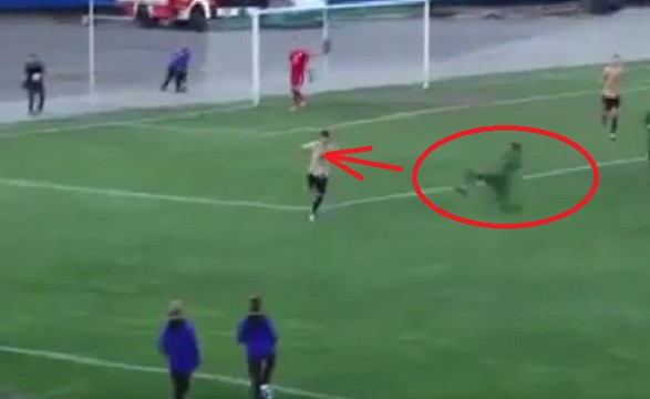 بالفيديو.. لاعب كرة قدم ينفذ "حركة كاراتيه" ضد خصمه فيطرد فورا