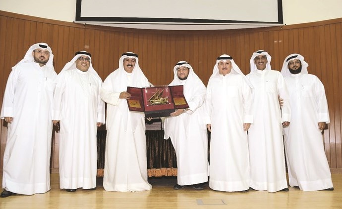 نائب المدير العام م.طارق العميري وأعضاء رابطة التدريب يقدمون درعا تذكارية لمدير عام الهيئة د.علي المضف﻿