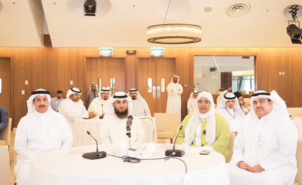 علام الكندري وخالد ابو صليب ونادية القطامي وعيسى الكندري خلال تدشين مشروع الربط الآلي﻿