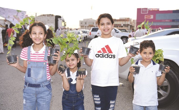 الأطفال فرحوا بالتفاعل مع الحملة للمساهمة في تشجير منطقتهم﻿