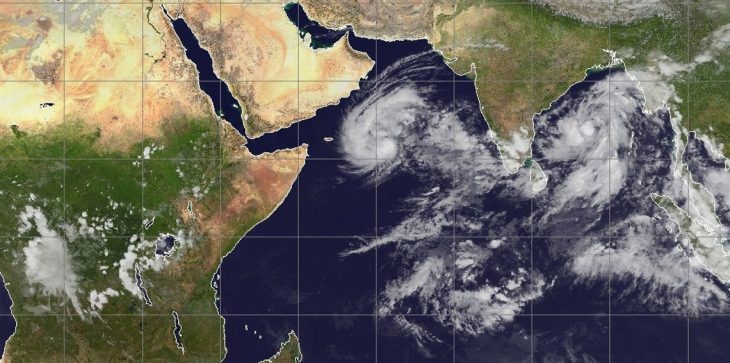 سفيرنا في مسقط يهيب بالمواطنين أخذ الحيطة من اعصار "لبان"