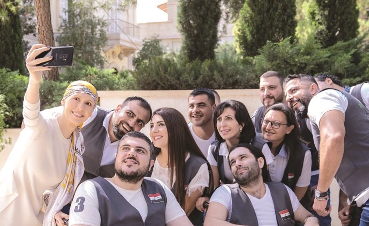 صورة جديدة وزعتها الرئاسة السورية لعقيلة الرئيس اسماء الأسد تلتقط سيلفي مع اعضاء جمعية الجنود الجرحى في دمشق-(أ.ف.پ)﻿