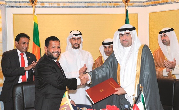 خالد الروضان مع نظيره السريلانكي ريشاد باتيودين أثناء توقيع المحضر﻿