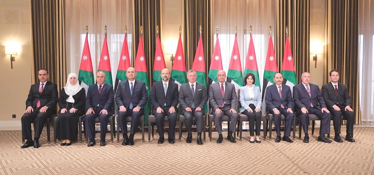 العاهل الأردني الملك عبدالله الثاني متوسطا حكومة الرزاز	(بترا)﻿