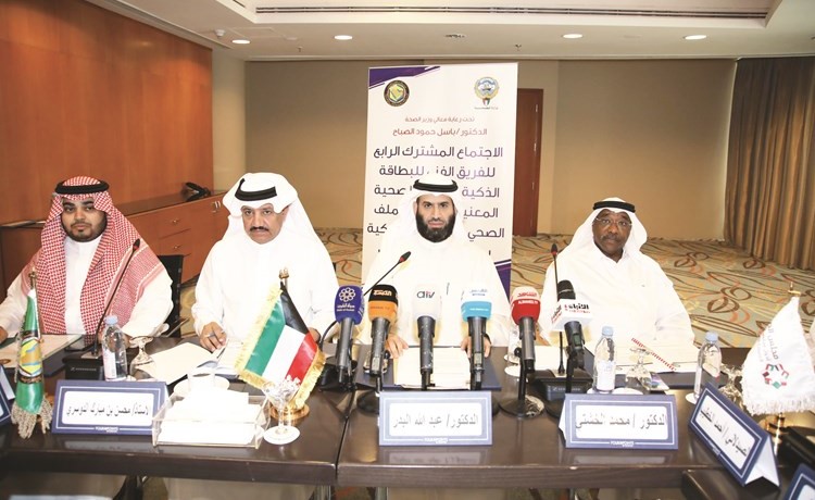 د. عبدالله البدر ود. محمد دشتي خلال الاجتماع بحضور أعضاء الفريق من دول مجلس التعاون- (عادل سلامة)﻿
