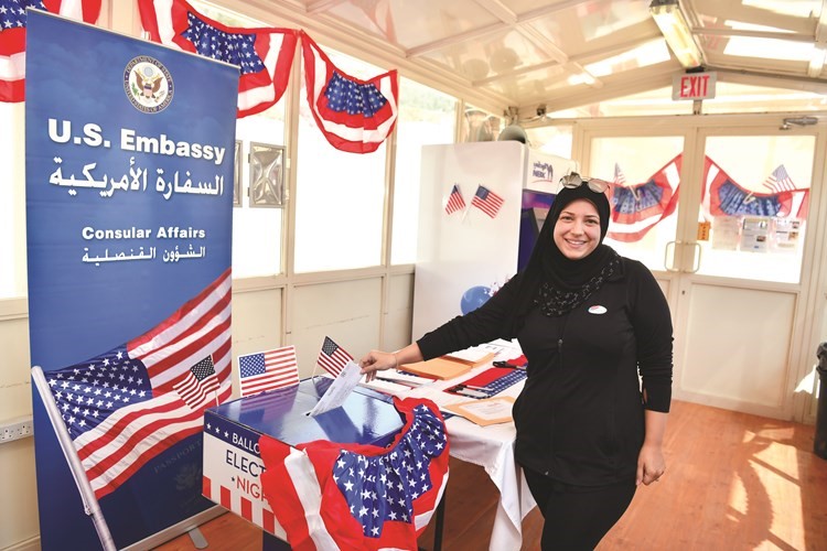 إحدى المواطنات الأميركيات خلال التصويت﻿
