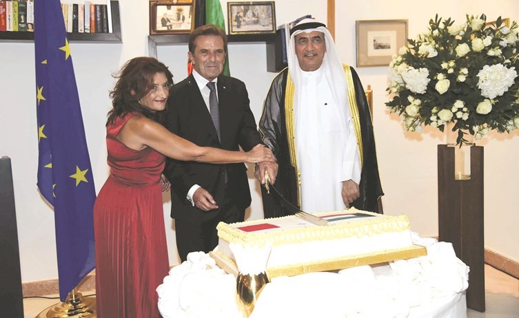 م.بخيت الرشيدي مشاركا سفير مالطا وحرمه قطع كعكة الاحتفال﻿