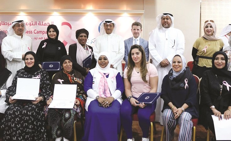 جانب من المشاركين في الحملة التوعوية حول أهمية الكشف المبكر عن سرطان الثدي﻿