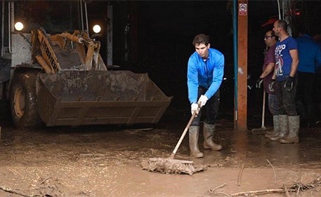 بالفيديو.. نجم التنس نادال يكافح الفيضان في مايوركا الإسبانية