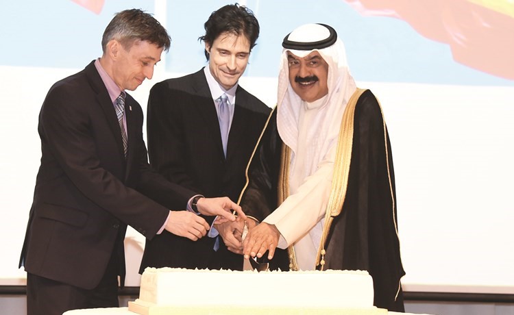 خالد الجارالله يشارك السفير الإسباني قطع كعكة الاحتفال﻿