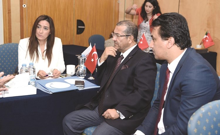 مستشار الإدارة العامة للتحرير الزميل حسام فتحي مستمعا إلى إحدى وكالات السفر والسياحة التركية﻿