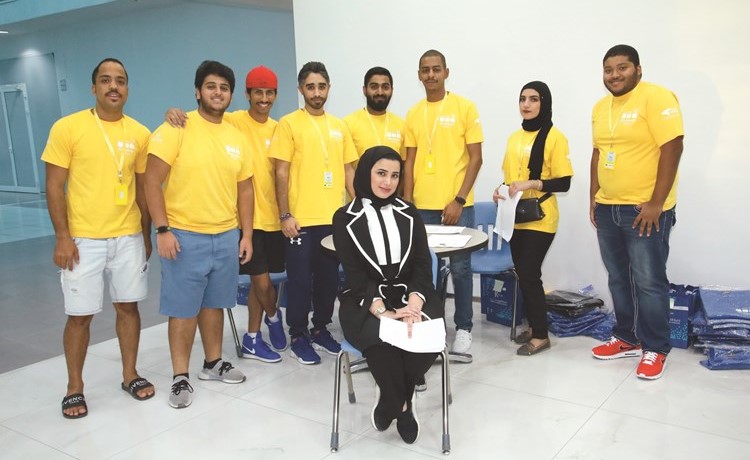 إيمان كرم تتوسط فريق المتطوعين بكلية الكويت التقنية﻿