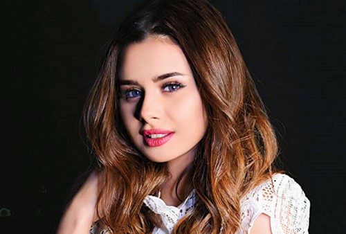  الفنانة المصرية الشابة منة عرفة