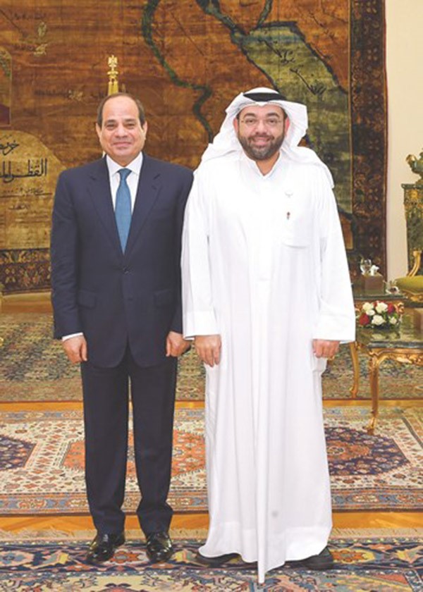 الرئيس المصري عبد الفتاح السيسي مع رئيس التحرير الزميل يوسف خالد المرزوق ﻿