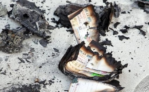 بالفيديو: يُضرم النار بنفسه وهو يحمل بطاقات يانصيب خاسرة