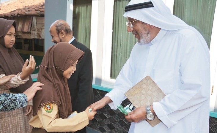 المغفور له بإذن الله عبدالله الدرباس خلال توزيع المساعدات﻿