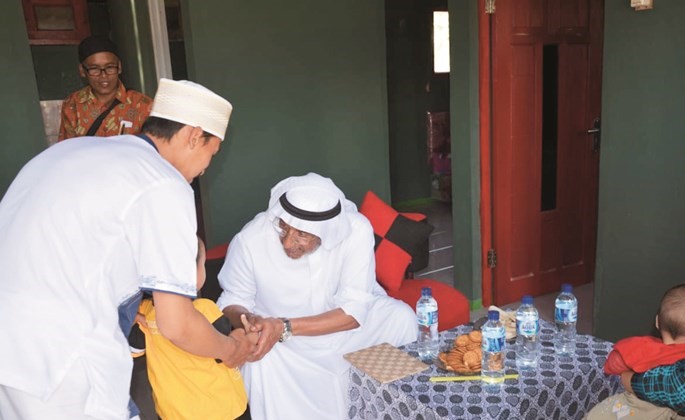  وفي لفتة أبوية مع أحد الأطفال﻿