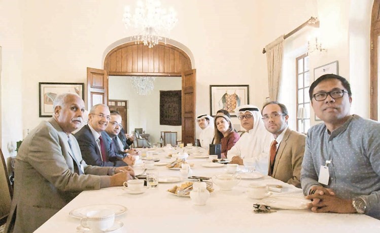 السفير البريطاني مايكل دافنبورت مع ممثلي الصحف المحلية﻿