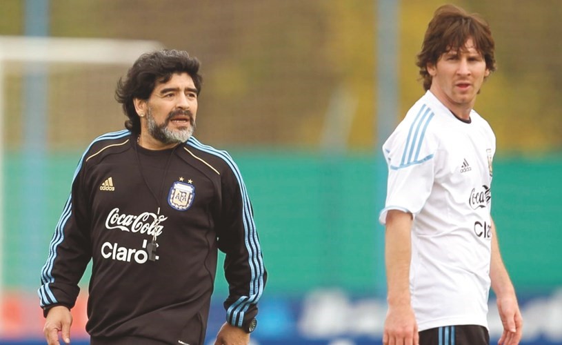 مارادونا إلى جانب ميسي عندما كان مدربا للأرجنتين﻿