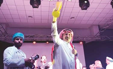 احمد السلمان يرفع جائزة مسرحية عطسة للمسرح الكويتي﻿