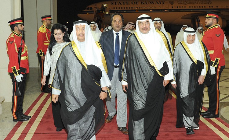سمو الشيخ جابر المبارك لدى وصوله إلى البلاد وفي استقباله الشيخ صباح الخالد ويبدو الشيخ خالد الجراح والشيخ محمد العبدالله والشيخة اعتماد الخالد 